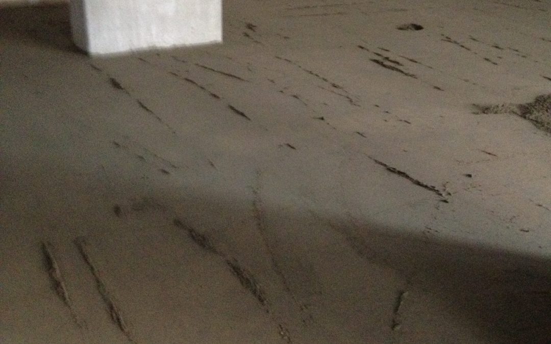 Hoe weet je of een cementdekvloer droog is?