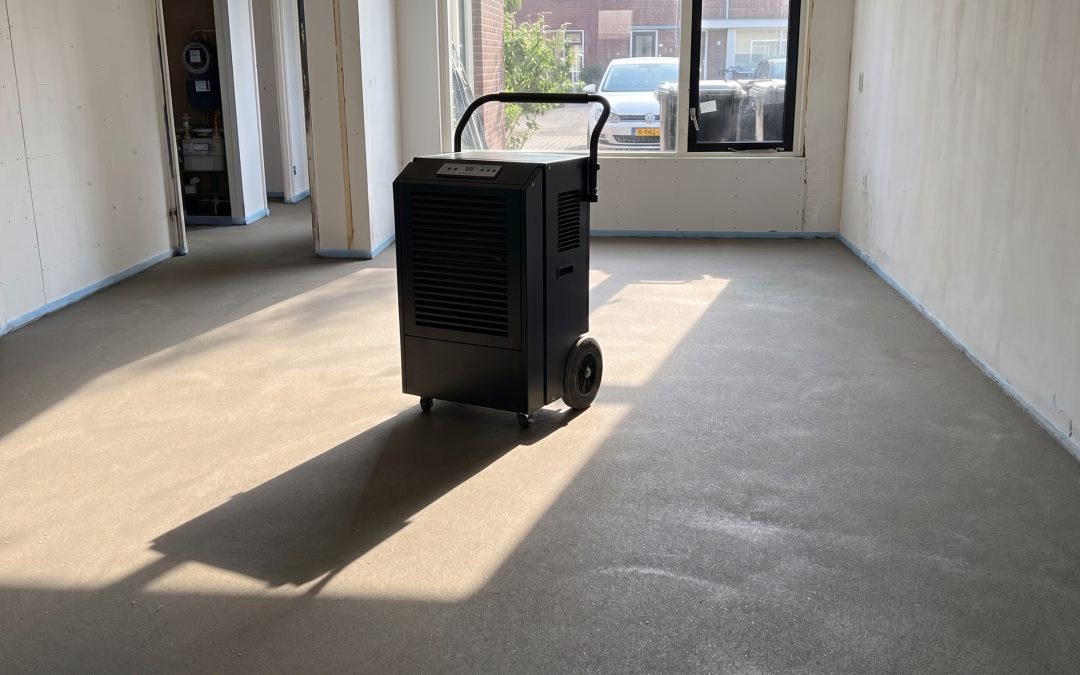 Heb ik een bouwdroger nodig voor mijn cementdekvloer?